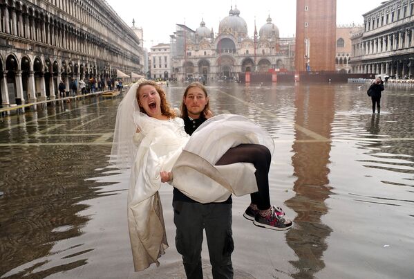 Жених с невестой на руках во время наводнения в Венеции  - 俄羅斯衛星通訊社