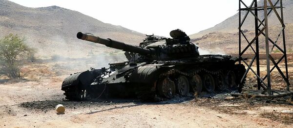 Сгоревший танк, принадлежавший войскам армии Халифы Хафтара к югу от Триполи. - 俄罗斯卫星通讯社