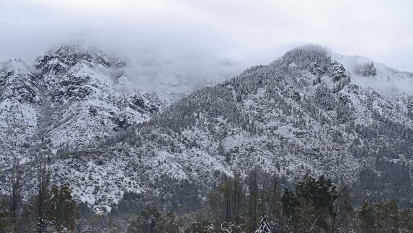 Заснеженные горы после снегопада в Сринагаре, Джамму и Кашмир - 俄羅斯衛星通訊社