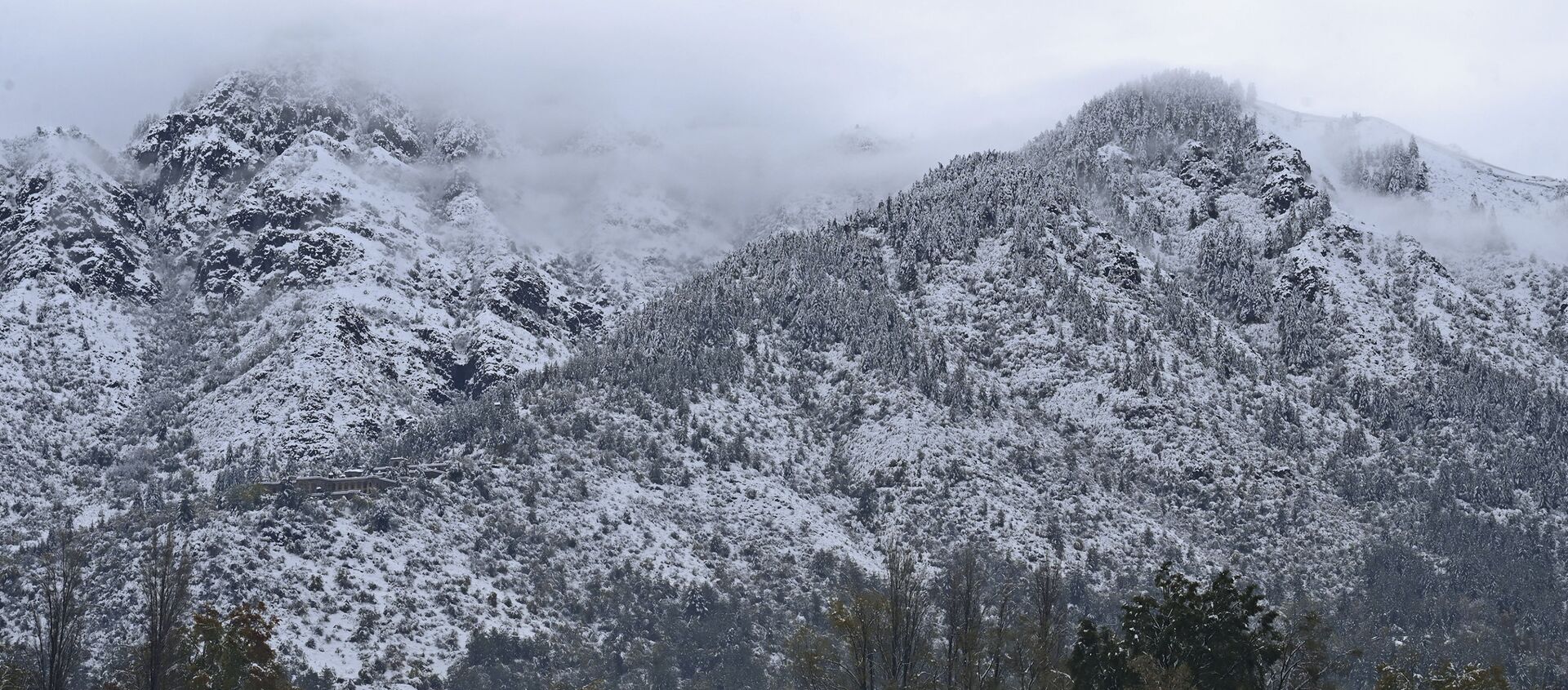Заснеженные горы после снегопада в Сринагаре, Джамму и Кашмир - 俄羅斯衛星通訊社, 1920, 15.04.2021