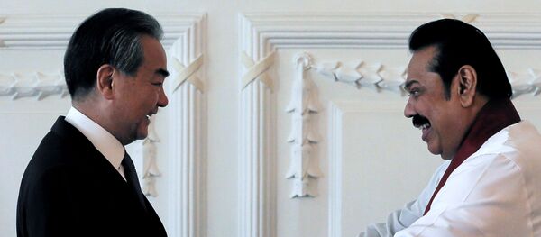 斯里兰卡总理马欣达与中国外长王毅 斯里兰卡总理马欣达与中国外长王毅 - 俄罗斯卫星通讯社