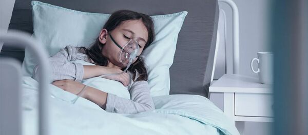 Девочка в кислородной маске в больнице - 俄羅斯衛星通訊社