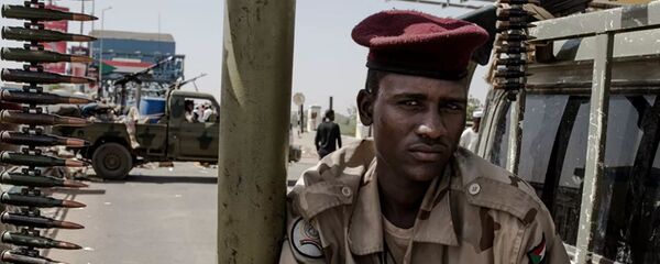 Военнослужащие дежурят на одной из улиц Хартума. - 俄罗斯卫星通讯社