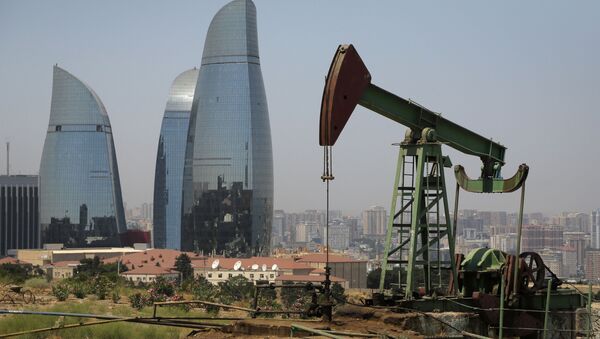 Нефтяной насос на фоне небоскребов в Баку, Азербайджан - 俄罗斯卫星通讯社