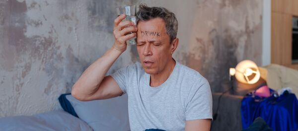 Мужчина, страдающий похмельем - 俄罗斯卫星通讯社