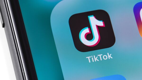 Иконка на экране смартфона социальной сети TikTok, позволяющей создавать короткие музыкальные видео - 俄罗斯卫星通讯社