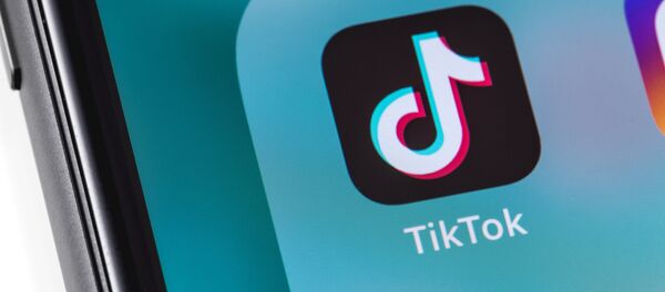 Иконка на экране смартфона социальной сети TikTok, позволяющей создавать короткие музыкальные видео Иконка на экране смартфона социальной сети TikTok, позволяющей создавать короткие музыкальные видео - 俄罗斯卫星通讯社