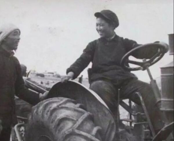 1元紙幣上的女拖拉機手梁軍去世 享年90歲 - 俄羅斯衛星通訊社