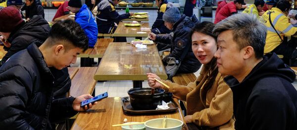 Отдыхающие в одном из кафе Пекина. - 俄罗斯卫星通讯社