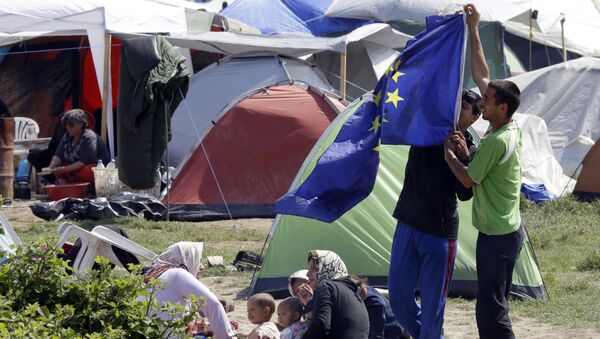 Мигранты с флагом ЕС в палаточном лагере для мигрантов и беженцев в Греции - 俄羅斯衛星通訊社
