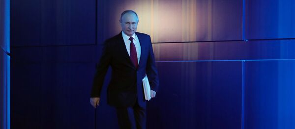 Президент РФ Владимир Путин перед началом ежегодного послания президента РФ Федеральному Собранию - 俄罗斯卫星通讯社