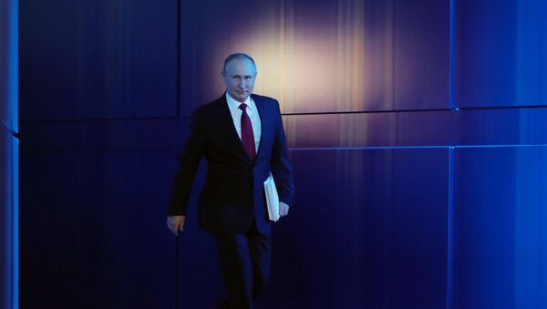 Президент РФ Владимир Путин перед началом ежегодного послания президента РФ Федеральному Собранию - 俄罗斯卫星通讯社