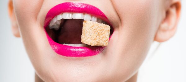 Кубик сахара во рту девушки - 俄罗斯卫星通讯社