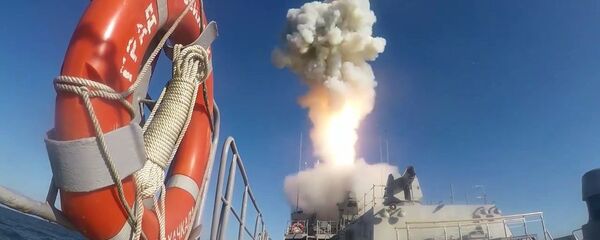 Пуск высокоточной крылатой ракеты Калибр с надводного корабля Пуск высокоточной крылатой ракеты Калибр с надводного корабля - 俄罗斯卫星通讯社