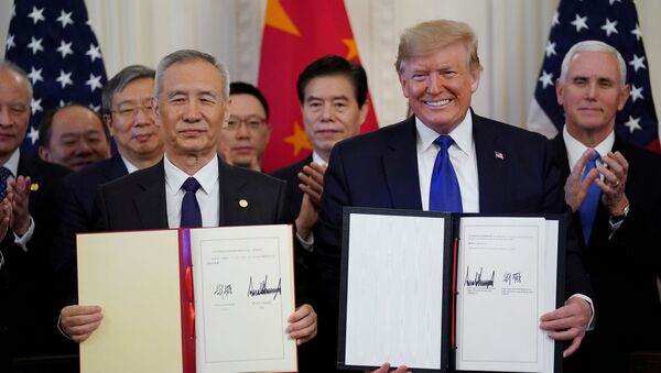 Дональд Трамп и Лю Хэ после подписания первой фазы торгового соглашения между КНР и США - 俄罗斯卫星通讯社