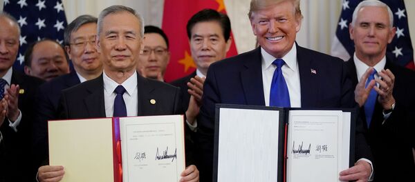 Дональд Трамп и Лю Хэ после подписания первой фазы торгового соглашения между КНР и США - 俄罗斯卫星通讯社