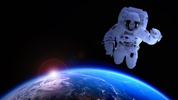 Космонавт НАСА на фоне планеты Земли - 俄罗斯卫星通讯社