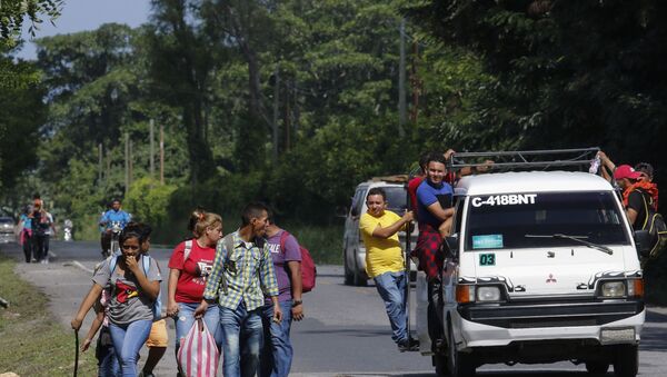 今年首批大篷车难民从洪都拉斯前往美国 - 俄罗斯卫星通讯社