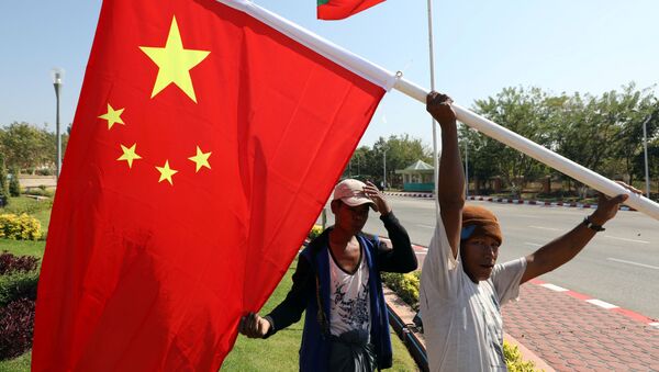 Рабочие с флагом КНР в Мьянме - 俄羅斯衛星通訊社