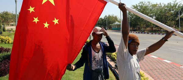 Рабочие с флагом КНР в Мьянме - 俄罗斯卫星通讯社