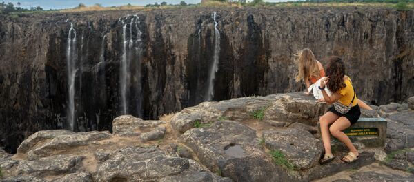 Туристы в жаркий день на водопаде Виктория, 10 декабря 2019 года - 俄罗斯卫星通讯社