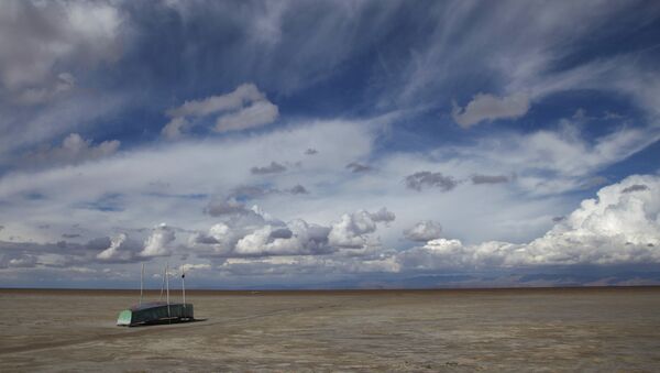 Заброшенная лодка на пересохшем озере озера Поопо в Боливии, 2016 год - 俄罗斯卫星通讯社