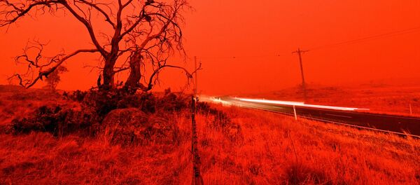 Автомобильная трасса в дыму от лесного пожара на окраине Кума, Австралия, 2020 год Автомобильная трасса в дыму от лесного пожара на окраине Кума, Австралия, 2020 год - 俄罗斯卫星通讯社