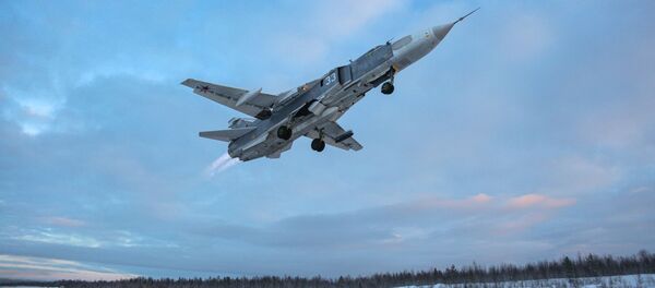 Самолет Су-24 во время учебно-тренировочных полетов в Мурманской области - 俄罗斯卫星通讯社