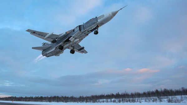 Самолет Су-24 во время учебно-тренировочных полетов в Мурманской области - 俄罗斯卫星通讯社