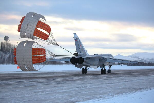苏-24轰炸机和米格-31截击机在摩尔曼斯克州进行教练飞行 - 俄罗斯卫星通讯社