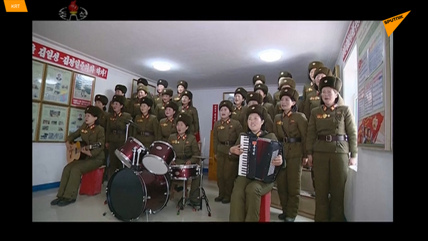朝鮮女子軍樂團在金正恩面前充滿感情地表演 - 俄羅斯衛星通訊社