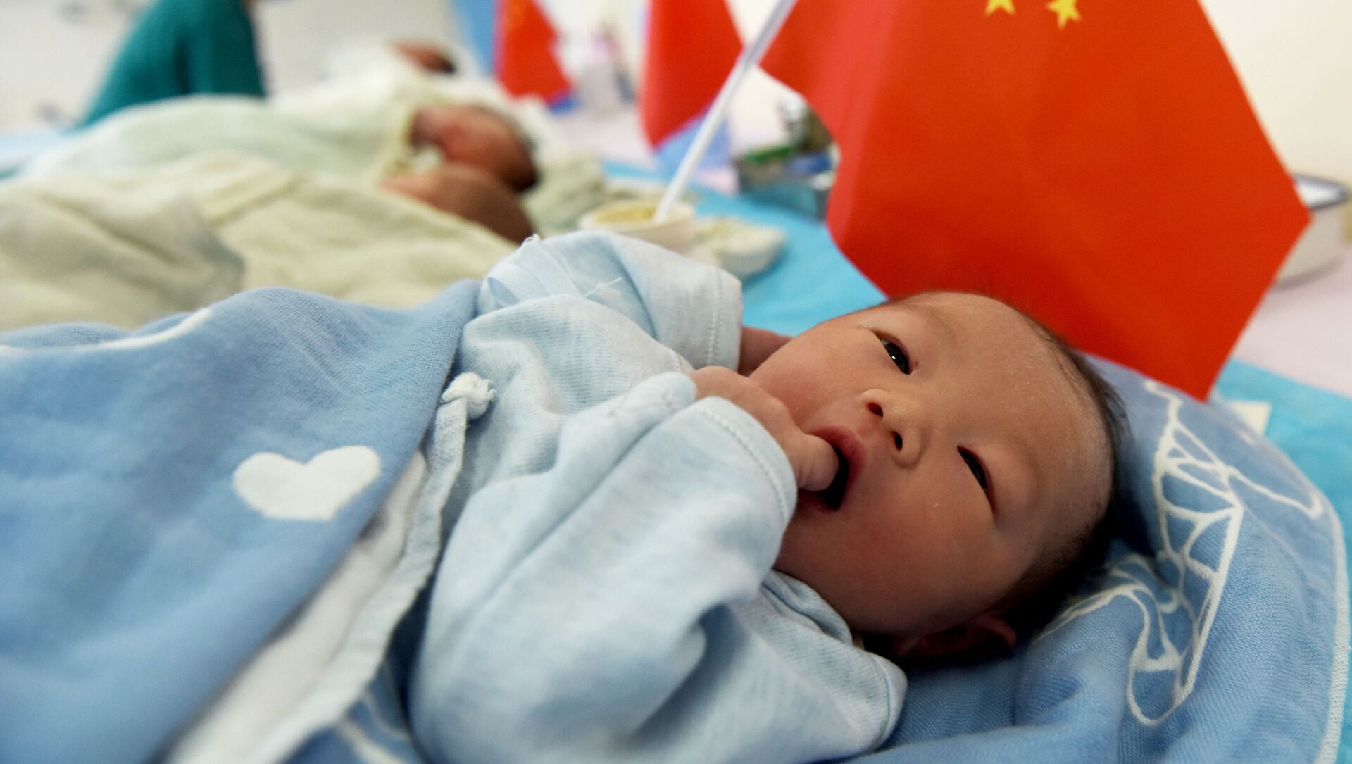 Новорожденный с китайским флагом - 俄羅斯衛星通訊社, 1920, 01.12.2021