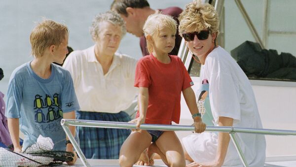 Принцесса Диана с сыновьями Гарри и Уильямом на пляже Банана Бэй - 俄羅斯衛星通訊社