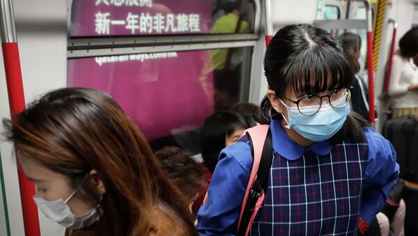 Жители Гонконга в защитных масках в вагоне поезда метро - 俄羅斯衛星通訊社