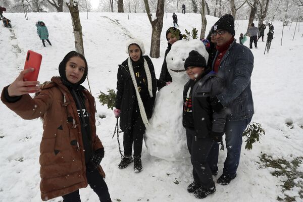 德黑蘭居民與雪人拍照 - 俄羅斯衛星通訊社
