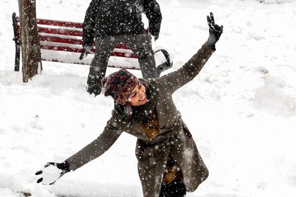 女孩們打雪仗 - 俄羅斯衛星通訊社