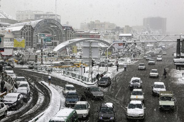 德黑蘭降雪期間的道路交通 - 俄羅斯衛星通訊社