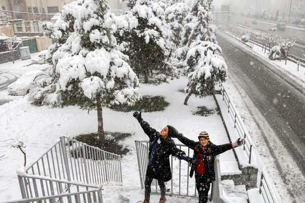 德黑兰居民雪中拍照  - 俄罗斯卫星通讯社