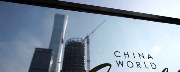 Стройка в Китае на фоне логотипа China World  - 俄罗斯卫星通讯社