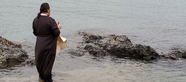 Настоятель храма св. апостолов Петра и Павла РПЦ отец Дионисий Поздняев совершил обряд освящения вод Южно-Китайского моря. - 俄羅斯衛星通訊社