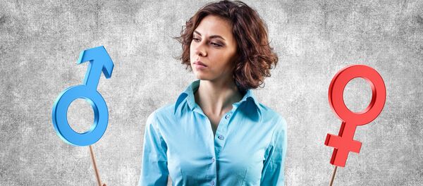 Девушка с гендерными знаками в руках - 俄罗斯卫星通讯社
