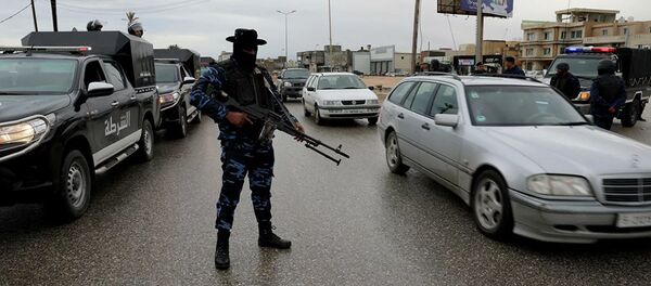 Военнослужащий в районе ливийского города Таджура - 俄羅斯衛星通訊社