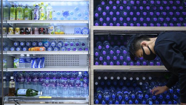 Мужчина покупает воду в пластиковой бутылке - 俄罗斯卫星通讯社