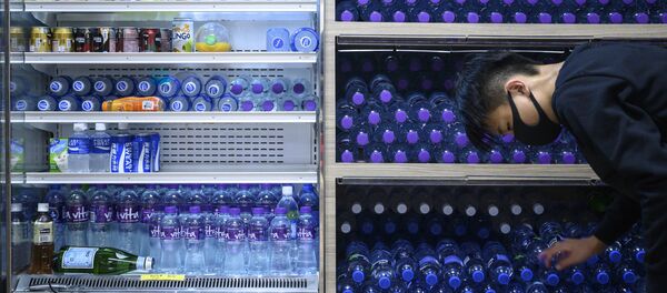 Мужчина покупает воду в пластиковой бутылке - 俄罗斯卫星通讯社