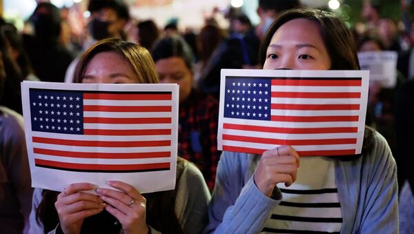 Китайские девушки с флагами США - 俄罗斯卫星通讯社
