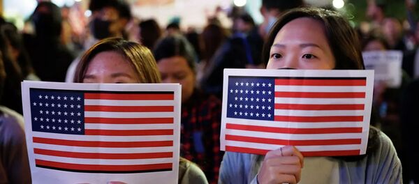 Китайские девушки с флагами США Китайские девушки с флагами США - 俄羅斯衛星通訊社