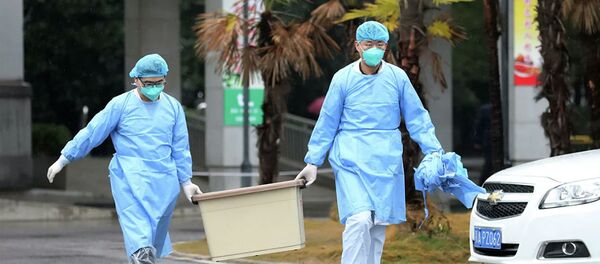 Медицинские работники у здания больницы в городе Ухань, провинция Хубэй - 俄罗斯卫星通讯社