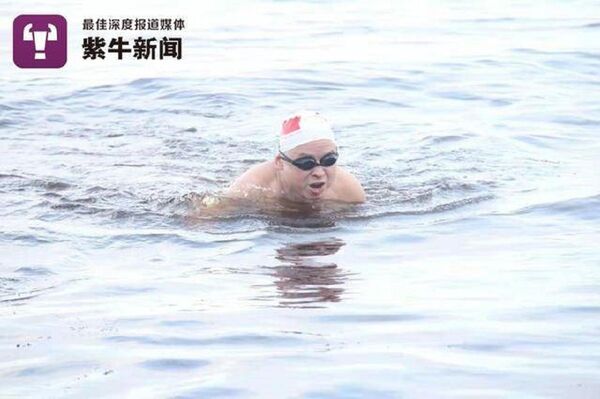中国61岁冬泳达人在北冰洋海域挑战极限冰泳 游了44秒 - 俄罗斯卫星通讯社