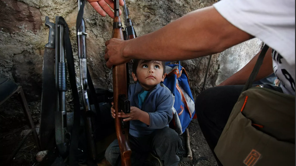 На юге Мексики детей старше шести лет вооружили для защиты от бандитов - 俄罗斯卫星通讯社