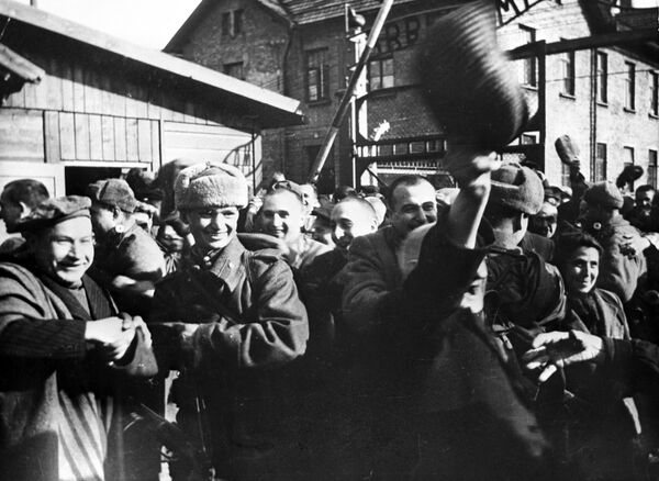 蘇聯軍隊解放集中營後幾分鐘內的奧斯維辛囚犯。 - 俄羅斯衛星通訊社